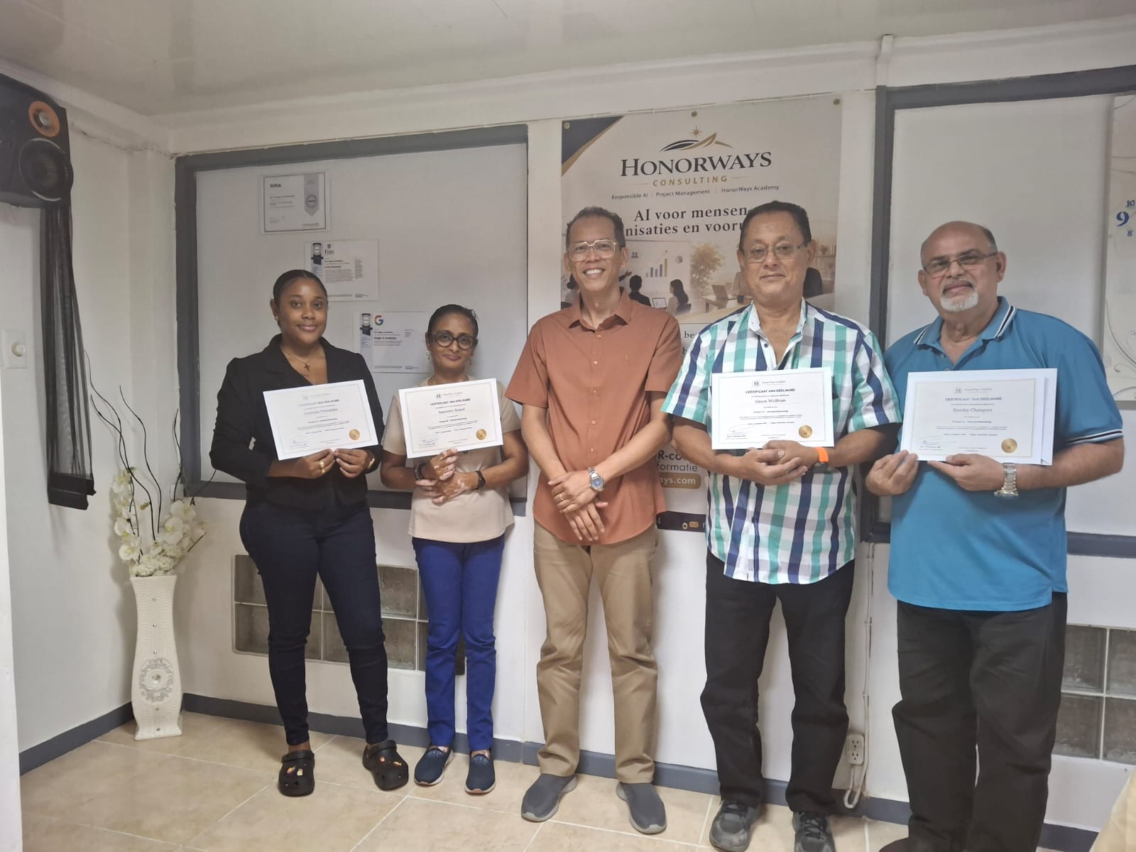Deelnemers aan een eerdere Ontdek AI-training van HonorWays Consulting met hun deelnamecertificaten